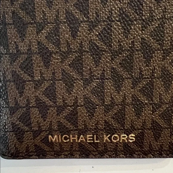 MICHAEL KORS NWOT BROWN CARD & PASSPORT CASE - Picture 2 of 9